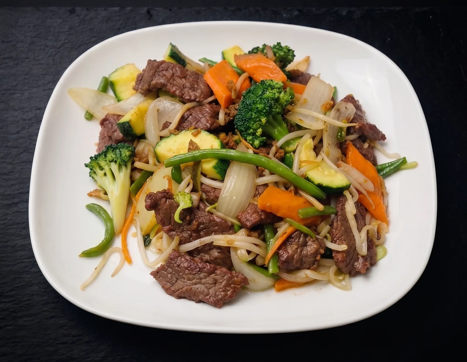 Wok-Rindfleisch mit frischem Gemüse und Reisnudeln