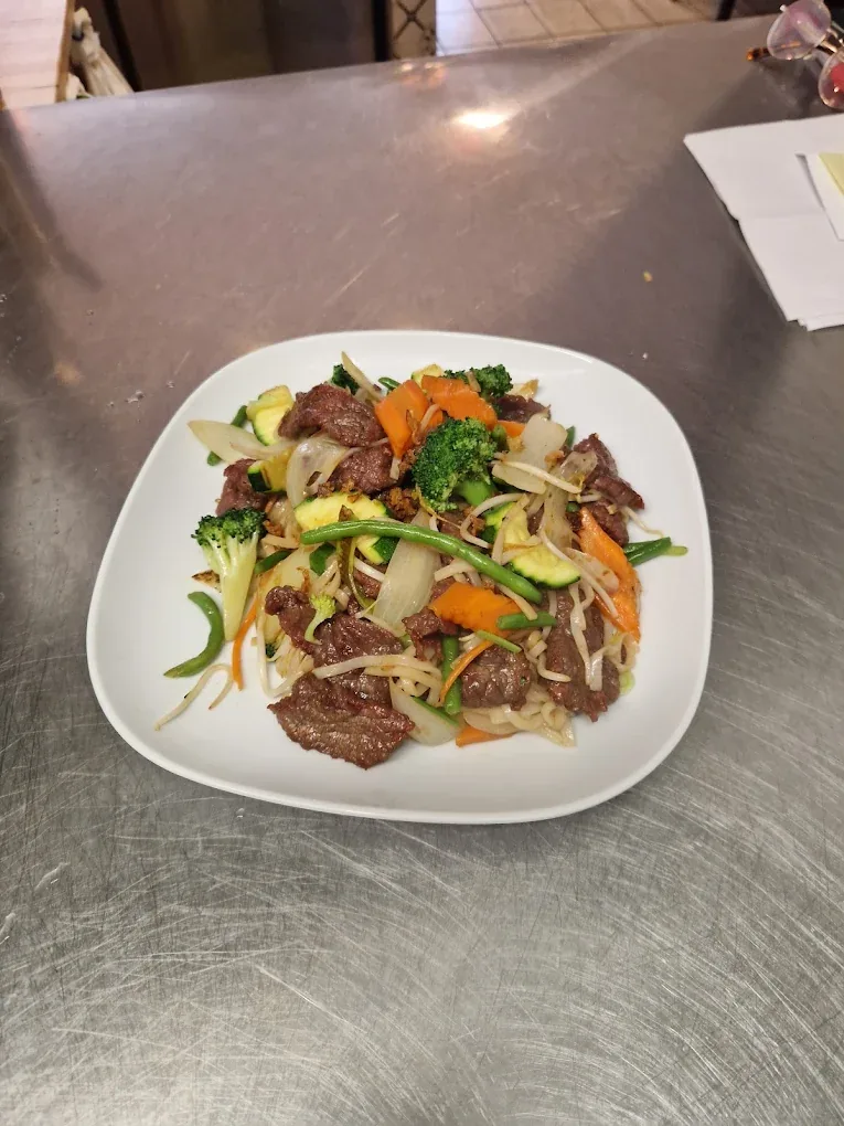 Gebratenes Rindfleisch mit buntem Wok-Gemüse