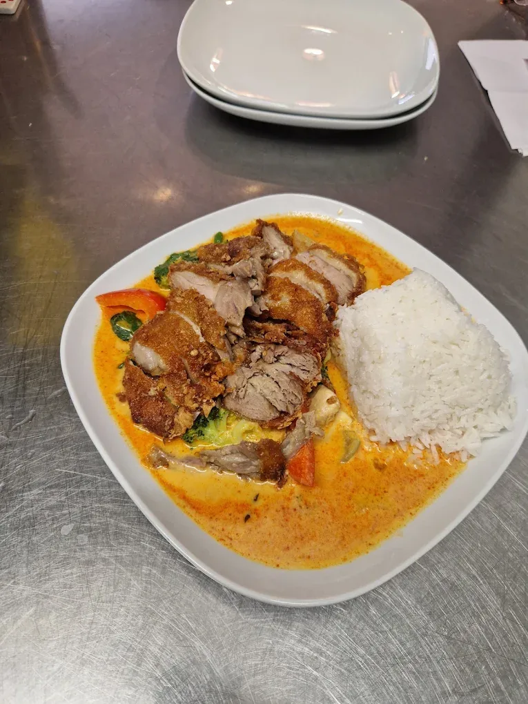 Curry-Kokosmilchsauce mit knusprig gebratenem Fleisch