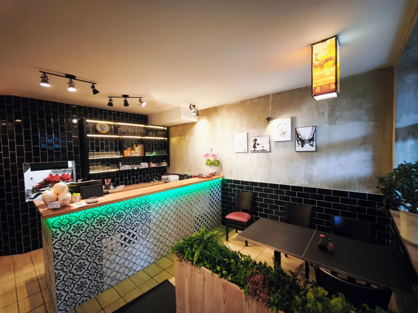 Theke im Saigon Bistro mit warmer Beleuchtung