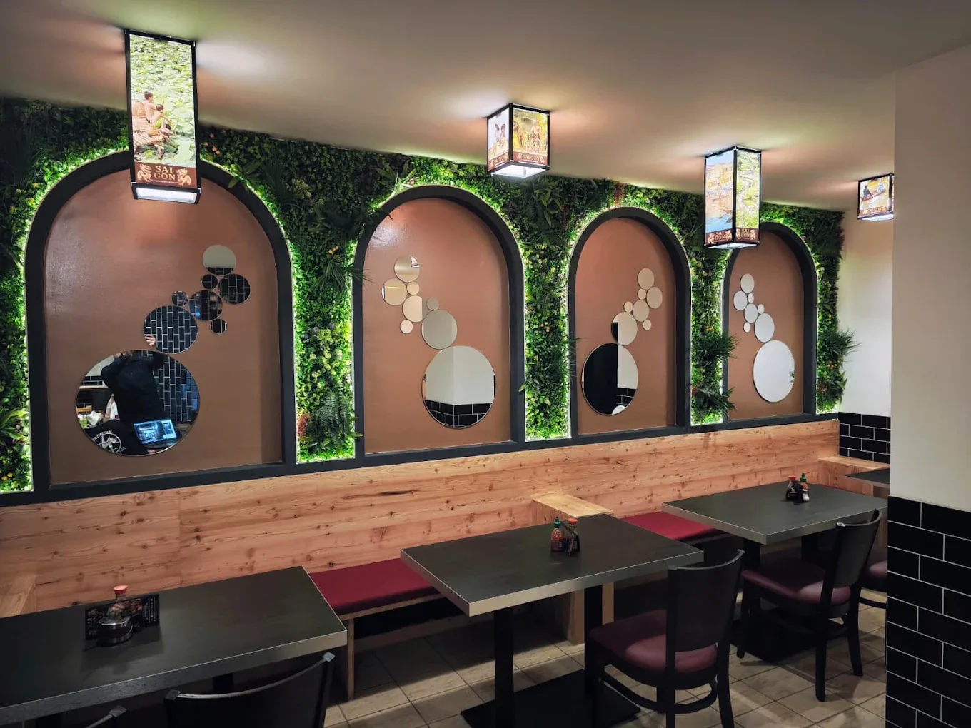 Gastraum im Saigon Bistro mit begrünter Wand und gemütlichen Sitznischen
